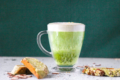 Matcha latte avec mousse à l'Amaretto